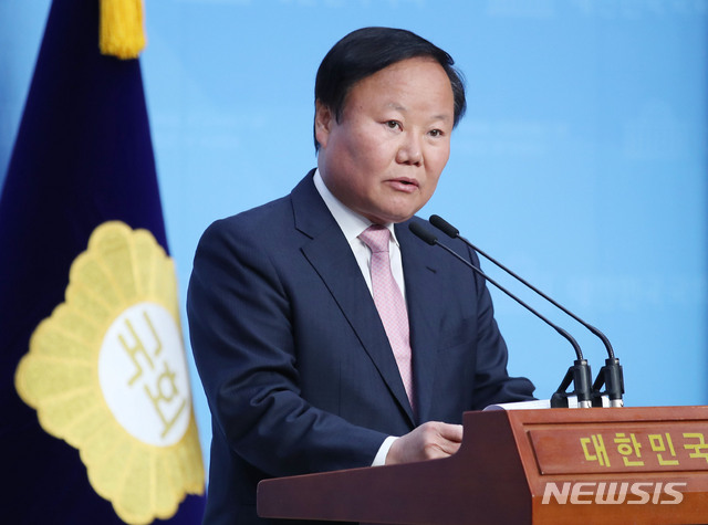 [서울=뉴시스] 김진아 기자 = 김재원 국회 예결위원장이 23일 서울 여의도 국회 소통관에서 긴급재난지원금(추경) 관련 기자회견을 하고 있다. 2020.04.23.&nbsp; bluesoda@newsis.com