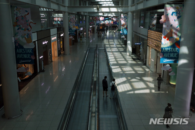 [인천공항=뉴시스] 이윤청 기자 = 지난 4월23일 오후 인천국제공항 1터미널 면세구역이 한산하다. 신종 코로나바이러스 감염증(코로나19) 여파로 여객 발길이 끊기면서 면세점을 이용하는 승객도 급감했다. 2020.07.02. radiohead@newsis.com