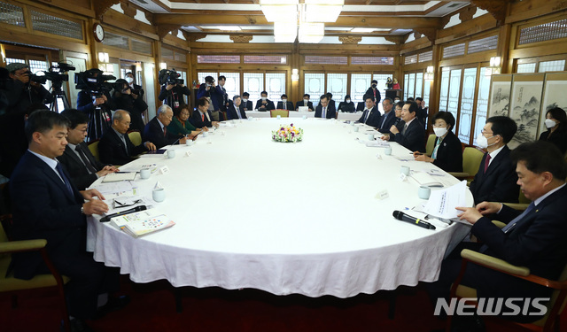 [서울=뉴시스]전신 기자 = 정세균 국무총리가 지난달 23일 서울 국무총리 공관에서 열린 제1차 목요대화 코로나19 이후 새로운 일상을 위한 정책간담회에서 모두발언하고 있다. 2020.04.23. photo1006@newsis.com