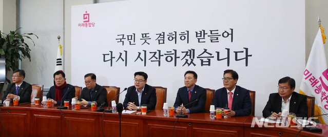 [서울=뉴시스] 장세영 기자 = 김성원(가운데) 미래통합당 의원이 23일 서울여의도 국회에서 열린 미래통합당 재선 당선자 모임에 참석해 현안관련 발언을 하고 있다. 2020.04.23. photothink@newsis.com