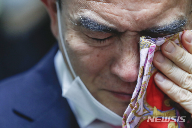 [서울=뉴시스] 최동준 기자 = 제21대 국회의원 선거 태구민(태영호) 미래통합당 강남구갑 당선자가 16일 새벽 서울 강남구 선거사무소에서 당선 소감을 말하던 중 눈물을 닦고 있다. 2020.04.25.&nbsp; photocdj@newsis.com 