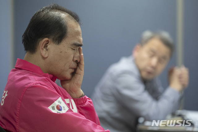 [서울=뉴시스] 최동준 기자 = 제21대 국회의원 선거 태구민(태영호) 미래통합당 강남구갑 후보자가 7일 서울 강남구 선거사무소에서 캠프 관계자들과 회의 중 고민하고 있다. 2020.04.25. photocdj@newsis.com