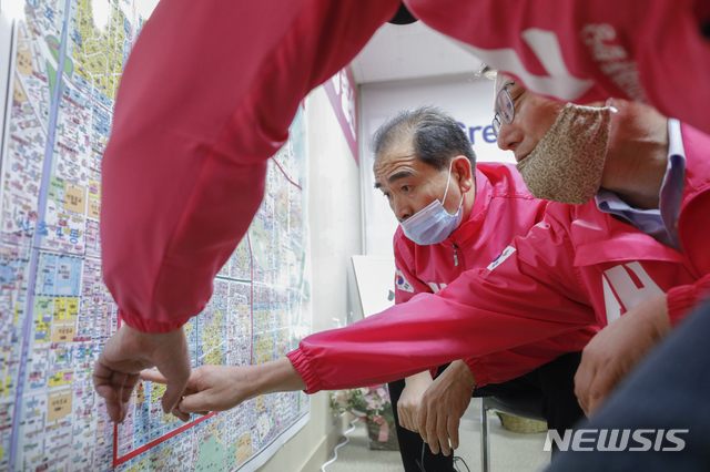 [서울=뉴시스] 최동준 기자 = 제21대 국회의원 선거 태구민(태영호) 미래통합당 강남구갑 후보자가 11일 서울 강남구 선거사무소에서 선거 캠프 관계자들과 유세 지역을 확인하고 있다. 2020.04.25. photocdj@newsis.com