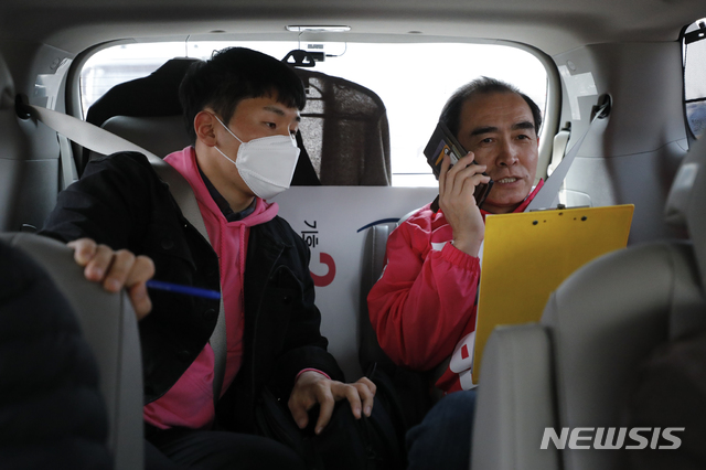 [서울=뉴시스] 최동준 기자 = 제21대 국회의원 선거 태구민(태영호) 미래통합당 강남구갑 후보자가 8일 유세 장소로 이동하는 차 안에서 전화 유세를 하고 있다. 2020.04.25. photocdj@newsis.com