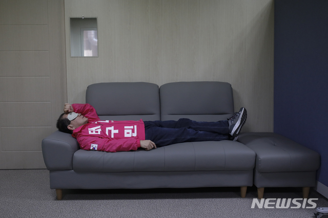 [서울=뉴시스] 최동준 기자 = 제21대 국회의원 선거 태구민(태영호) 미래통합당 강남구갑 후보자가 7일 서울 강남구 선거사무소에서 유세를 나가기 전 잠시 휴식을 취하고 있다. 2020.04.25. photocdj@newsis.com