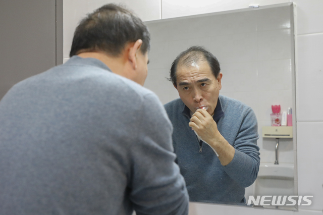 [서울=뉴시스] 최동준 기자 = 제21대 국회의원 선거 태구민(태영호) 미래통합당 강남구갑 후보자가 7일 서울 강남구 선거사무소에서 오후 유세를 나가기 전 양치를 하고 있다. 2020.04.25. photocdj@newsis.com