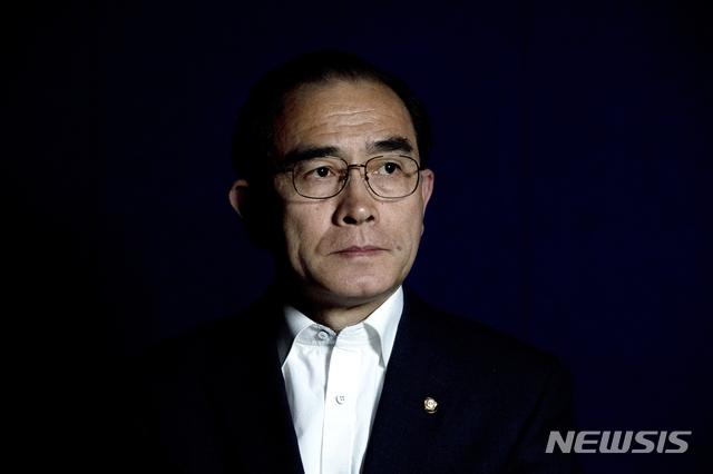 [서울=뉴시스] 최동준 기자 = 제21대 국회의원 선거 태구민(태영호) 미래통합당 강남구갑 당선자가 22일 서울의 한 사무실에서 수령한 뱃지를 가슴에 달고 포즈를 취하고 있다. 2020.04.25. photocdj@newsis.com