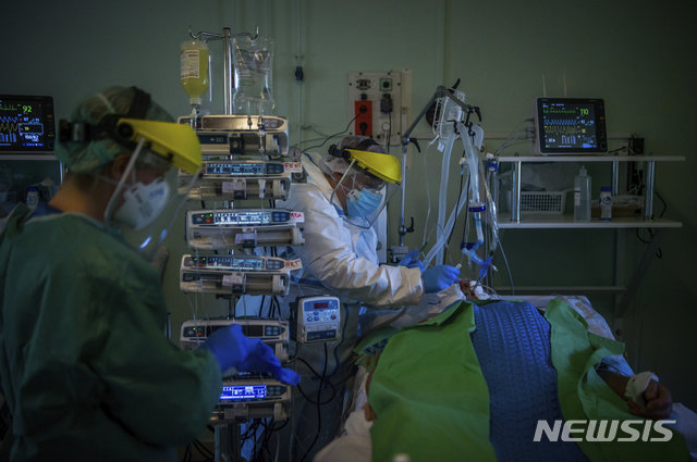 [부다페스트=AP/뉴시스]22일(현지시간) 헝가리 부다페스트의 성 라슬로 병원 집중치료실(ICU)에서 의료진이 신종 코로나바이러스 감염증(코로나19) 환자를 살피고 있다. 이 병원은 코로나19 대응 지정 병원으로 헝가리의 코로나19 누적 확진자는 2168명, 사망자는 225명으로 집계됐다. 2020.04.23.