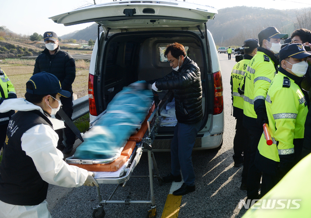 [진안=뉴시스] 김얼 기자 = 지난 14일 전주의 한 원룸에서 마지막으로 모습을 보이고 실종된 A씨(34세·여)로 추청되는 변사체가 발견된 23일 전북 진안군 성수면의 한 다리에서 경찰 관계자들이 시체를 수습하고 있다. 2020.04.23. pmkeul@newsis.com