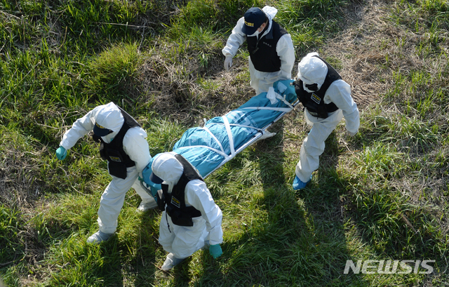 [진안=뉴시스] 김얼 기자 = 지난 14일 전주의 한 원룸에서 마지막으로 모습을 보이고 실종된 A씨(34세·여)로 추청되는 변사체가 발견된 23일 전북 진안군 성수면의 한 다리 밑에서 경찰 관계자들이 시체를 수습하고 있다. 2020.04.23. pmkeul@newsis.com