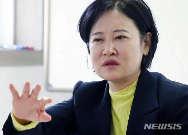 [서울=뉴시스]김명원 기자 = 4·15 총선 서울 동작을에서 승리한 이수진 더불어민주당 국회의원 당선인이 23일 서울 동작구 선거사무소에서 뉴시스와 인터뷰를 하고 있다. 2020.04.23.&nbsp; kmx1105@newsis.com