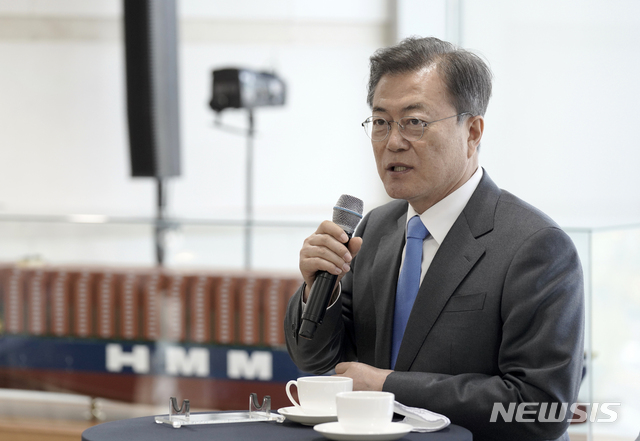 [거제=뉴시스]박영태 기자 = 문재인 대통령이 23일 경남 거제시 대우조선해양 옥포조선소에서 열린 세계 최대 컨테이너선 '알헤시라스' 호 명명식 사전간담회에 참석해 발언하고 있다. 2020.04.23. since1999@newsis.com