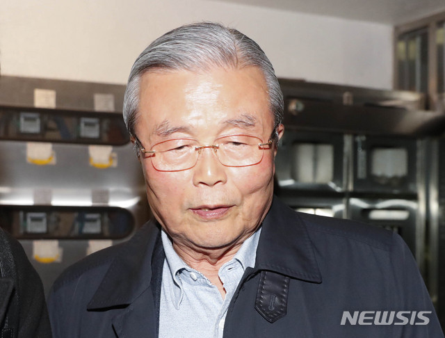 [서울=뉴시스] 박민석 기자 = 김종인 전 미래통합당 총괄선거대책위원장이 23일 오후 서울 종로구 구기동 자택으로 들어서고 있다. 2020.04.23.&nbsp; mspark@newsis.com