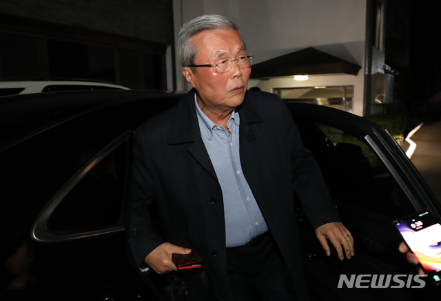 [서울=뉴시스] 이윤청 기자 = 김종인 전 미래통합당 총괄선거대책위원장이 23일 오후 외부 일정을 마친 뒤 서울 종로구 구기동 자택으로 향하고 있다. 김종인 전 통합당 총괄선대위원장은 이날 저녁 심재철 미래통합당 당대표 권한대행을 만나지 않았다고 전했다. 2020.04.23.&nbsp; radiohead@newsis.com 
