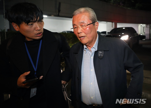 [서울=뉴시스] 이윤청 기자 = 김종인 전 미래통합당 총괄선거대책위원장이 23일 오후 외부 일정을 마친 뒤 서울 종로구 구기동 자택으로 향하며 기자의 질문에 답하고 있다. 김종인 전 통합당 총괄선대위원장은 이날 저녁 심재철 미래통합당 당대표 권한대행을 만나지 않았다고 전했다. 2020.04.23. radiohead@newsis.com