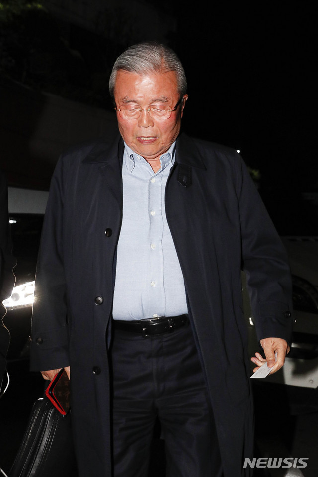 [서울=뉴시스] 박민석 기자 = 김종인 전 미래통합당 총괄선거대책위원장이 23일 오후 서울 종로구 구기동 자택으로 들어서고 있다. 2020.04.23. mspark@newsis.com