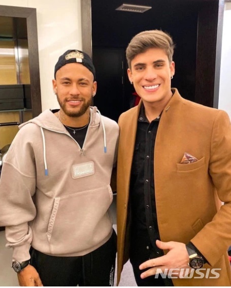 [서울=뉴시스] 네이마르보다 6살 어린 남자친구와 연애를 공개했던 모친이 2주 만에 결별을 선언했다. (캡처=영국 더선)