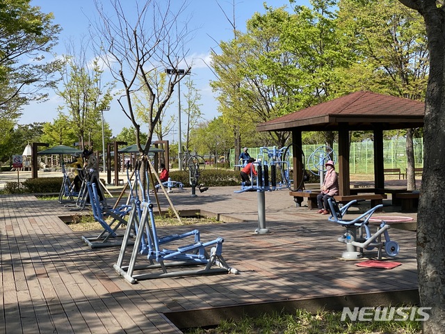 [진주=뉴시스] 진주시에 설치된 야외 운동기구. (사진=뉴시스DB)