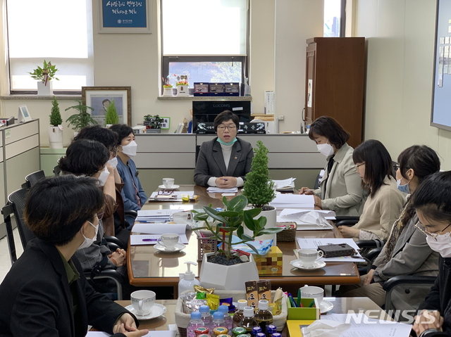 【수원=뉴시스】김경호 기자= 경기도의회 여성가족평생교육위원회 박옥분(수원2, 더민주) 위원장이 24일 도의회에서 해바라기센터, 1366센터, 수원 여성의전화 성폭력·가정폭력 통합상담소, 경기도가족여성연구원 등 현장 관계자들과 '경기도 디지털성범죄 방지 및 피해 지원에 관한 조례' 제정을 위해 간담회를 열었다. 