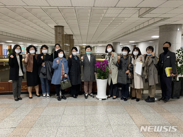 【수원=뉴시스】김경호 기자= 경기도의회 박옥분(수원2, 더민주) 여성가족평생교육위원장이 24일 '경기도 디지털성범죄 방지 및 피해 지원에 관한 조례' 제정을 위한 간담회를 가진 뒤 해바라기센터, 1366센터, 수원 여성의전화 성폭력·가정폭력 통합상담소, 경기도가족여성연구원 등 현장 관계자들과 함께 기념촬영을 하고 있다. 