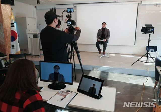 [서울=뉴시스]서울자유시민대학 유튜브 영상 촬영 모습. (사진=서울시 제공) 2020.04.25. photo@newsis.com