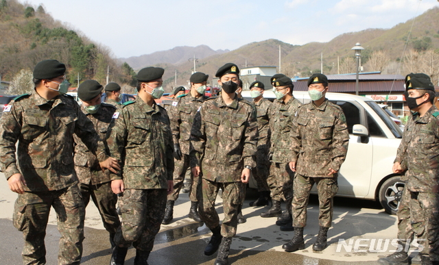 [화천=뉴시스]한윤식 기자 = 국군장병들의 외출이 부분적으로 허용된 지난 24일 오후 강원 화천군 상서면 다목리 읍내를 찾은 육군 2군단 장병들이 상가로 이동하고 있다. 2020.04.24. sh@newsis.com 