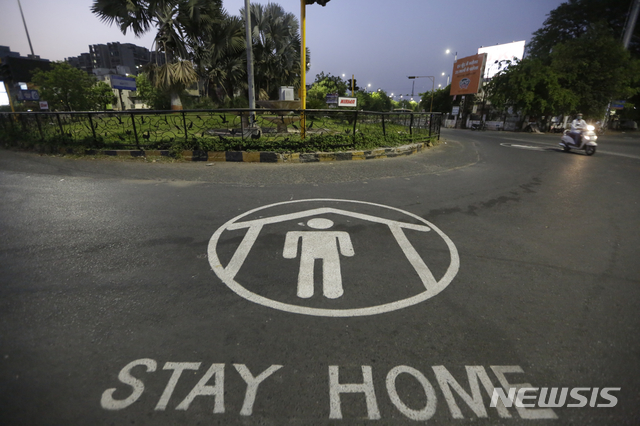 [아마다바드=AP/뉴시스]23일(현지시간) 인도 아마다바드 도로에 신종 코로나바이러스 감염증(코로나19) 확산 예방을 위해 경고 메시지가 그려져 있다. 인도는 코로나19 확산 예방을 위해 하루 1.90달러의 임금으로 근근이 살아가는 약 1억7600만 명을 포함, 인구 전체를 봉쇄하면서 역사상 가장 엄격한 제재 조치를 취하고 있다. 2020.04.24.