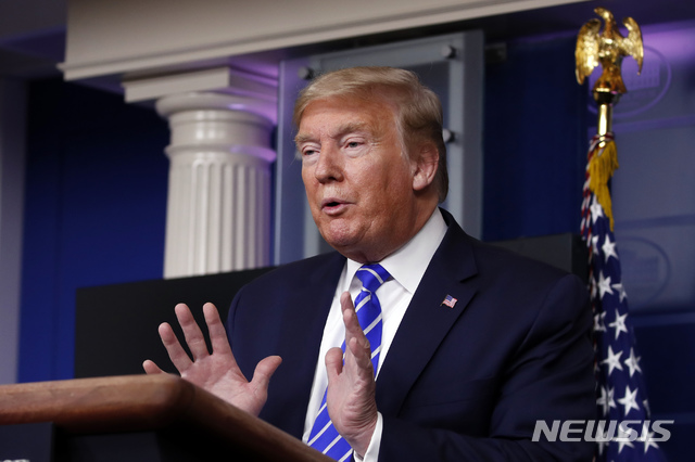 [워싱턴=AP/뉴시스]도널드 트럼프 미국 대통령이 23일(현지시간) 백악관 신종 코로나바이러스 감염증(코로나19) 태스크포스(TF) 정례 기자회견에서 발언하고 있다. 2020.04.24.