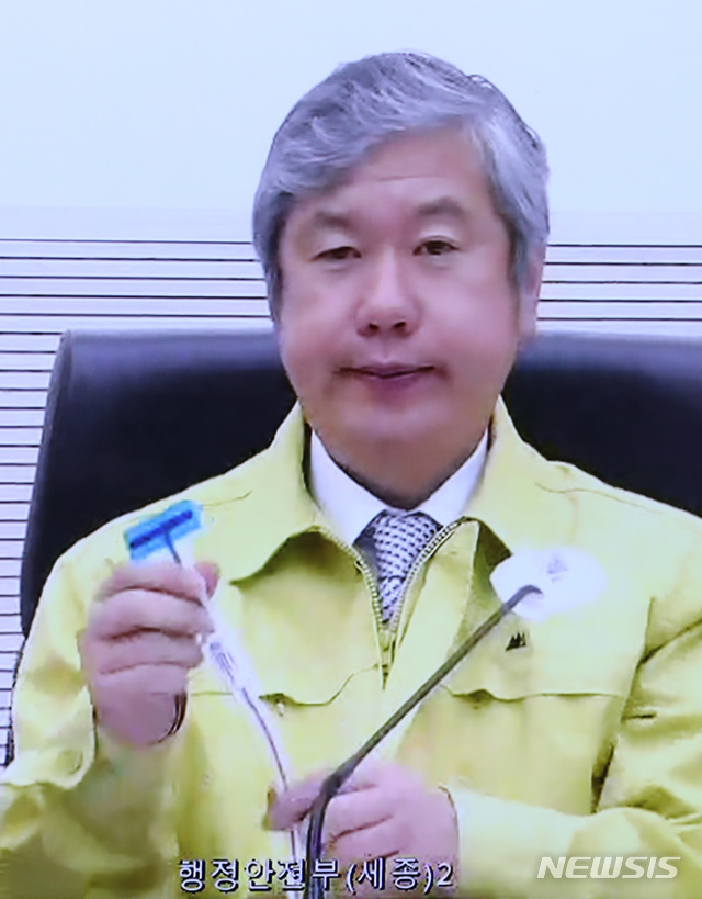 [서울=뉴시스] 전진환 기자 = 김계조 행정안전부 재난안전관리본부장이 지난 24일 정부세종청사에서 신종 코로나바이러스 감염증(코로나19) 자가격리자 위반자가 착용할 안심밴드를 들어 설명하고 있다. 2020.04.24. amin2@newsis.com