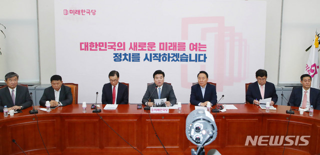 [서울=뉴시스] 장세영 기자 = 원유철(가운데) 미래한국당 대표가 24일 서울 여의도 국회에서 열린 미래한국당 최고위원회의에 참석해 현안관련 발언을 하고 있다. 2020.04.24.&nbsp; photothink@newsis.com