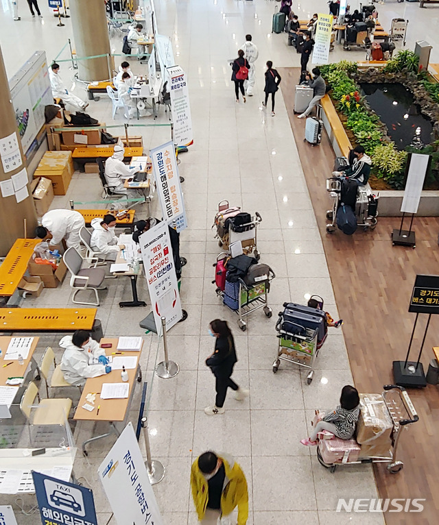 [인천공항=뉴시스]홍찬선 기자 = 신종코로나바이러스 감염증(코로나 19) 사태로 승객이 예년에 비해 95%이상 급감한 가운데 지난 24일 오전 인천공항 제1여객터미널에 입국한 승객들이 각 지역으로 가는 수송차량에 탑승하기 위해 절차를 진행하고 있다. 2020.04.24.mania@newsis.com