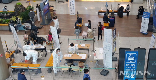 [인천공항=뉴시스]홍찬선 기자 = 신종코로나바이러스 감염증(코로나 19) 사태로 승객이 예년에 비해 95%이상 급감한 가운데 24일 오전 인천공항 제1여객터미널에 입국한 승객들이 각 지역으로 가는 수송차량에 탑승하기 위해 절차를 진행하고 있다. 2020.04.24.mania@newsis.com
