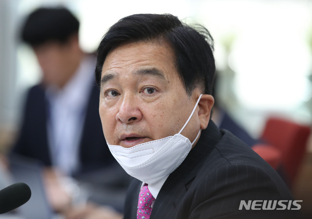 [서울=뉴시스] 김진아 기자 = 심재철 미래통합당 당대표 권한대행이 24일 서울 여의도 국회에서 최고위원회의 관련 기자회견을 하고 있다. 2020.04.24. bluesoda@newsis.com