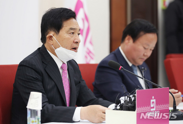 [서울=뉴시스] 김진아 기자 = 심재철 미래통합당 당대표 권한대행이 24일 서울 여의도 국회에서 최고위원회의 관련 기자회견을 하고 있다. 2020.04.24.&nbsp; bluesoda@newsis.com