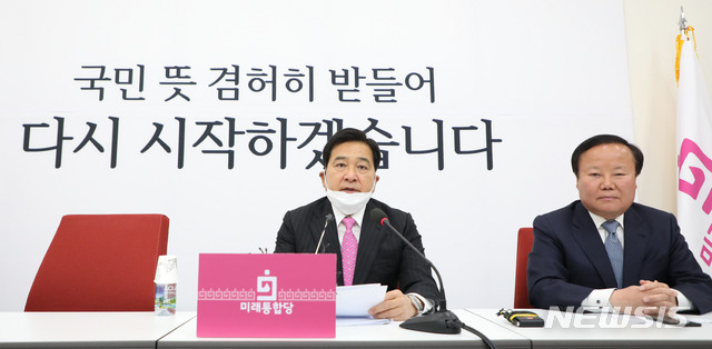 [서울=뉴시스] 김진아 기자 = 심재철 미래통합당 당대표 권한대행이 24일 서울 여의도 국회에서 최고위원회의 관련 기자회견을 하고 있다. 2020.04.24.&nbsp; bluesoda@newsis.com
