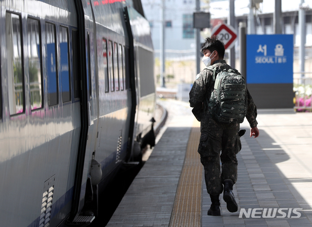 [서울=뉴시스] 이윤청 기자 = 한 군 장병이 24일 서울역에서 열차에 탑승하기 위해 이동하고 있다. 국방부는 최근 신종 코로나 바이러스 감염증(코로나19) 확산세가 진정됨에 따라 장병의 외출 통제를 단계적으로 해제하기로 했다. 22일 국방부에 따르면 24일부터 7일 이내 확진자가 발생하지 않은 지역은 안전지역으로 지정돼 외출이 가능하다. 22일 기준으로 전국 시·군·구 220여 곳 중 80%가 안전지역에 해당하는 것으로 파악됐다. 2020.04.24. radiohead@newsis.com