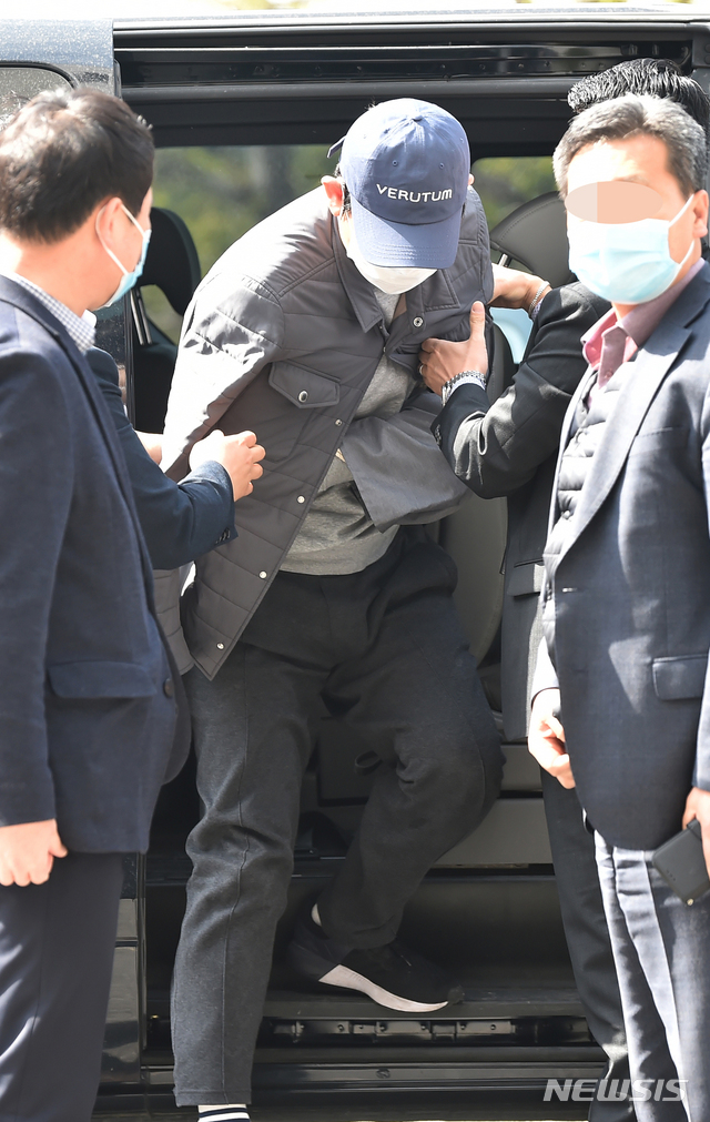 [수원=뉴시스] 김종택 기자 = 5개월간의 도피행각 끝에 경찰에 붙잡힌 라임자산운용 환매중단 사태의 주범인 김봉현 스타모빌리티 회장이 24일 오전 경기 수원시 경기남부지방경찰청으로 이송되고 있다. 김회장은 피해액 1조6천억원 규모로 수많은 투자자에게 막대한 피해를 입힌 '라임자산운용 사태'의 핵심 피의자다.&nbsp; 2020.04.24. semail3778@naver.com