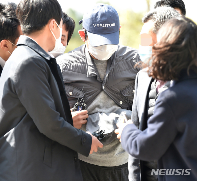 [수원=뉴시스] 김종택 기자 = 5개월간의 도피행각 끝에 경찰에 붙잡힌 라임자산운용 환매중단 사태의 주범인 김봉현 스타모빌리티 회장이 지난 4월24일 오전 경기 수원시 경기남부지방경찰청으로 이송되고 있다.김회장은 피해액 1조6천억원 규모로 수많은 투자자에게 막대한 피해를 입힌 '라임자산운용 사태'의 핵심 피의자다. 2020.04.24.semail3778@naver.com