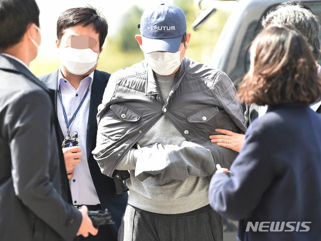 [수원=뉴시스] 김종택 기자 = 5개월간의 도피행각 끝에 경찰에 붙잡힌 라임자산운용 환매중단 사태의 주범인 김봉현 스타모빌리티 회장이 24일 오전 경기 수원시 경기남부지방경찰청으로 이송되고 있다. 김회장은 피해액 1조6천억원 규모로 수많은 투자자에게 막대한 피해를 입힌 '라임자산운용 사태'의 핵심 피의자다.&nbsp; 2020.04.24. semail3778@naver.com