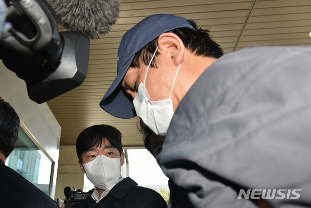 [수원=뉴시스] 김종택 기자 = 5개월간의 도피행각 끝에 경찰에 붙잡힌 라임자산운용 환매중단 사태의 주범인 김봉현 스타모빌리티 회장이 24일 오전 경기 수원시 경기남부지방경찰청으로 이송되고 있다.김회장은 피해액 1조6천억원 규모로 수많은 투자자에게 막대한 피해를 입힌 '라임자산운용 사태'의 핵심 피의자다. 2020.04.24.semail3778@naver.com