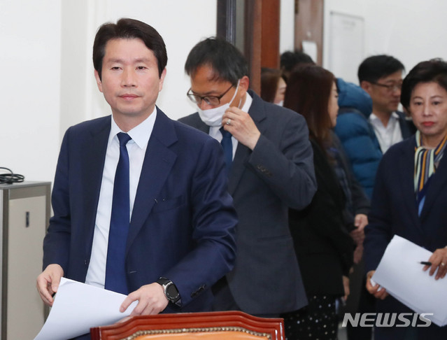 [서울=뉴시스] 장세영 기자 = 더불어민주당 이인영 원내대표와 최고위원들이 24일 서울 여의도 국회에서 열린 더불어민주당 최고위원회의에 참석하고 있다. 2020.04.24.&nbsp; photothink@newsis.com