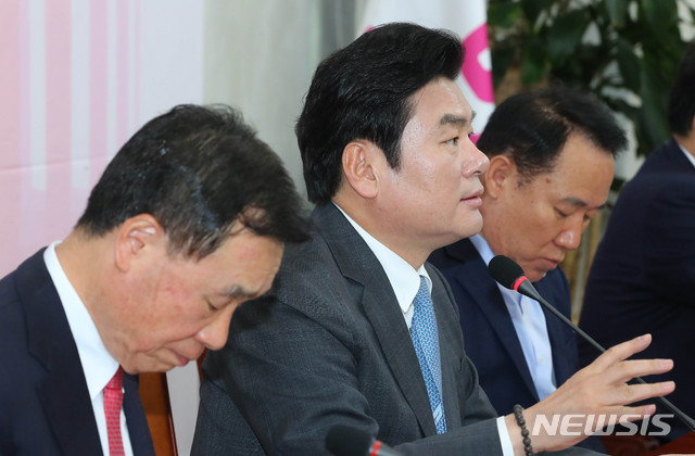 [서울=뉴시스] 장세영 기자 = 원유철(가운데) 미래한국당 대표가 24일 서울 여의도 국회에서 열린 미래한국당 최고위원회의에 참석해 현안관련 발언을 하고 있다. 2020.04.24. photothink@newsis.com