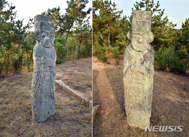 [서울=뉴시스] 개성시 오산리에 있는 고려 30대 충정왕(忠定王)의 무덤인 총릉(聰陵)의 3단 서쪽의 문인석(왼쪽)과 동쪽의 문인석(오른쪽). 문인석의 관모가 이전 시기 평평한 형태의 평각(平角) 관모(冠帽)가 아니라 2단으로 턱이 지고 앞보다 뒤쪽이 높은 관모를 쓰고 있는 형상으로 조각돼 있다. (사진=평화경제연구소 제공) 2020.04.25. photo@newsis.com