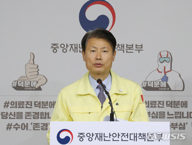 [세종=뉴시스]강종민 기자 = 김강립 중앙재난안전대책본부 제1총괄조정관(보건복지부 차관)이 지난 24일 오전 세종시 정부세종청사에서 코로나19 대응 중앙재난안전대책본부 정례브리핑을 하고 있다. 김 1총괄조정관은 28일 오전 정부서울청사에서 열린 중대본 회의에서 오는 4월말 5월초 연휴기간이 생활방역 전환의 가늠좌가 될 것이라고 말했다. 2020.04.24. ppkjm@newsis.com