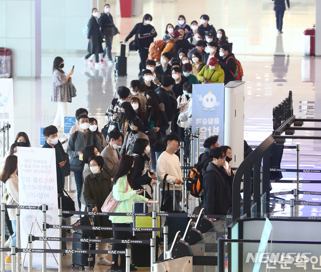 [서울=뉴시스]홍효식 기자 = 24일 서울 강서구 김포공항 국내선 청사 출국장에서 시민들이 제주행 비행기를 탑승하기 위해 줄 지어 기다리고 있다. 2020.04.24. yesphoto@newsis.com