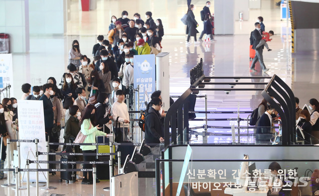 [서울=뉴시스]홍효식 기자 = 국내 신종 코로나바이러스 감염증(코로나19) 신규 확진자 수가 6일째 10명 안팎을 유지하며 안정세를 보이고 있는 24일 서울 강서구 김포공항 국내선 청사 출국장에서 시민들이 제주행 비행기를 탑승하기 위해 줄 지어 기다리고 있다. 2020.04.24. yesphoto@newsis.com