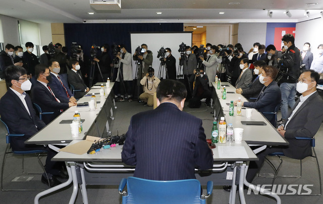 [서울=뉴시스] 최동준 기자 = 권오갑 한국프로축구연맹 총재가 24일 서울 종로구 축구회관에서 열린 K리그 개막일 결정을 위한 이사회에서 발언을 하고 있다. 2020.04.24.&nbsp; photocdj@newsis.com