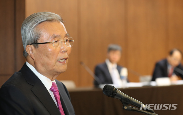 [서울=뉴시스] 전진환 기자 = 미래통합당 비대위원장직을 수락한 김종인 전 총괄선대위원장이 24일 오후 서울 중구 은행회관에서 열린 바른사회운동연합 주최 '21대 국회, 어떻게 해야 하나' 토론회에 참석해 격려사를 하고 있다. 2020.04.24. amin2@newsis.com