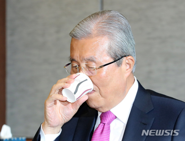 [서울=뉴시스] 전진환 기자 = 미래통합당 비대위원장직을 수락한 김종인 전 총괄선대위원장이 24일 오후 서울 중구 은행회관에서 열린 바른사회운동연합 주최 '21대 국회, 어떻게 해야 하나' 토론회에 참석해 물을 마시고 있다. 2020.04.24. amin2@newsis.com