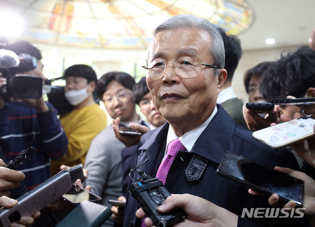 [서울=뉴시스] 전진환 기자 = 미래통합당 비대위원장직을 수락한 김종인 전 총괄선대위원장이 24일 오후 서울 중구 은행회관에서 열린 바른사회운동연합 주최 '21대 국회, 어떻게 해야 하나' 토론회에 참석해 격려사를 마치고 기자들의 질문에 답하고 있다. 2020.04.24. amin2@newsis.com